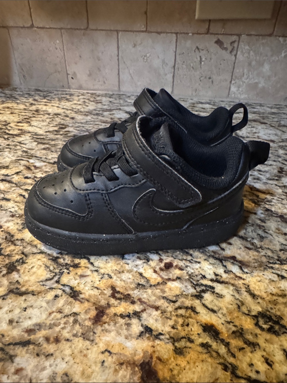 Nike Kids Black Low-Top Velcro Sneakers